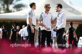 Jenson Button (GBR) McLaren (Centre) with Mike Collier (GBR) Personal Trainer (Left). 23.11.2014. Formula 1 World Championship, Rd 19, Abu Dhabi Grand Prix, Yas Marina Circuit, Abu Dhabi, Race Day.