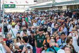 Fans in the pits. 20.11.2014. Formula 1 World Championship, Rd 19, Abu Dhabi Grand Prix, Yas Marina Circuit, Abu Dhabi, Preparation Day.