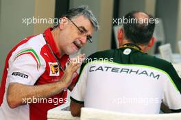 Ferrari and Caterham F1 Team staff in conversation. 20.11.2014. Formula 1 World Championship, Rd 19, Abu Dhabi Grand Prix, Yas Marina Circuit, Abu Dhabi, Preparation Day.