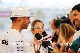 Lewis Hamilton (GBR) Mercedes AMG F1 with the media. 20.11.2014. Formula 1 World Championship, Rd 19, Abu Dhabi Grand Prix, Yas Marina Circuit, Abu Dhabi, Preparation Day.