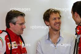 Pat Fry (GBR), Scuderia Ferrari, Technical Director and Sebastian Vettel (GER) 25.11.2014. Formula 1 Testing, Day One, Yas Marina Circuit, Abu Dhabi, Tuesday.