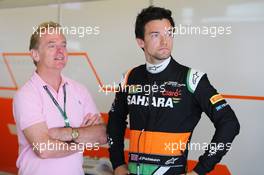 Jolyon Palmer (GBR) Sahara Force India F1 Team Test Driver with his father Jonathan Palmer (GBR). 25.11.2014. Formula 1 Testing, Day One, Yas Marina Circuit, Abu Dhabi, Tuesday.
