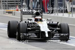 Stoffel Vandoorne (BEL), third driver, McLaren F1 Team  25.11.2014. Formula 1 Testing, Day One, Yas Marina Circuit, Abu Dhabi, Tuesday.