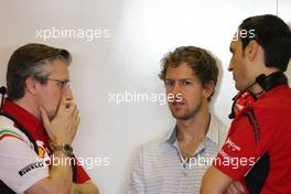 Pat Fry (GBR), Scuderia Ferrari, Technical Director and Sebastian Vettel (GER) 25.11.2014. Formula 1 Testing, Day One, Yas Marina Circuit, Abu Dhabi, Tuesday.