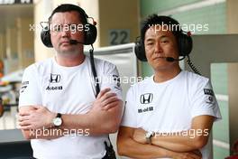 (L to R): Eric Boullier (FRA) McLaren Racing Director with Yasuhisa Arai (JPN) Honda Motorsport Chief Officer. 25.11.2014. Formula 1 Testing, Day One, Yas Marina Circuit, Abu Dhabi, Tuesday.