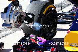 Sebastian Vettel (GER) Red Bull Racing RB10 - brakes cooled by a mechanic. 31.10.2014. Formula 1 World Championship, Rd 17, United States Grand Prix, Austin, Texas, USA, Practice Day.