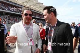 (L to R): Simon Le Bon (GBR) Duran Duran Lead Singer with  Keanu Reeves (USA) Actor on the grid. 02.11.2014. Formula 1 World Championship, Rd 17, United States Grand Prix, Austin, Texas, USA, Race Day.