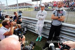 Nico Rosberg (GER) Mercedes AMG F1 with Daniel Schloesser (GER) Mercedes AMG F1 Physio on the grid. 02.11.2014. Formula 1 World Championship, Rd 17, United States Grand Prix, Austin, Texas, USA, Race Day.