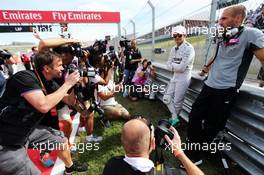 Nico Rosberg (GER) Mercedes AMG F1 with Daniel Schloesser (GER) Mercedes AMG F1 Physio on the grid. 02.11.2014. Formula 1 World Championship, Rd 17, United States Grand Prix, Austin, Texas, USA, Race Day.