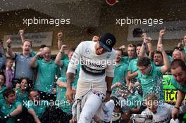 Race winner Nico Rosberg (GER) Mercedes AMG F1 celebrates with the team. 02.11.2014. Formula 1 World Championship, Rd 17, United States Grand Prix, Austin, Texas, USA, Race Day.