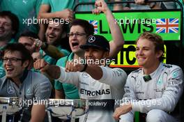 Race winner Lewis Hamilton (GBR) Mercedes AMG F1 celebrates with team mate Nico Rosberg (GER) Mercedes AMG F1 and the team. 02.11.2014. Formula 1 World Championship, Rd 17, United States Grand Prix, Austin, Texas, USA, Race Day.