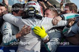 Race winner Lewis Hamilton (GBR) Mercedes AMG F1 celebrates with the team in parc ferme. 02.11.2014. Formula 1 World Championship, Rd 17, United States Grand Prix, Austin, Texas, USA, Race Day.