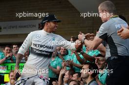 Race winner Lewis Hamilton (GBR) Mercedes AMG F1 celebrates with the team. 02.11.2014. Formula 1 World Championship, Rd 17, United States Grand Prix, Austin, Texas, USA, Race Day.