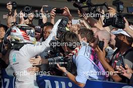 Race winner Lewis Hamilton (GBR) Mercedes AMG F1 celebrates with the team in parc ferme. 02.11.2014. Formula 1 World Championship, Rd 17, United States Grand Prix, Austin, Texas, USA, Race Day.