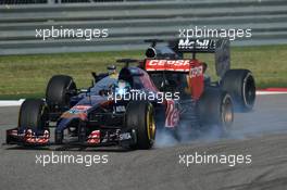 Jean-Eric Vergne (FRA) Scuderia Toro Rosso STR9 locks up under braking. 02.11.2014. Formula 1 World Championship, Rd 17, United States Grand Prix, Austin, Texas, USA, Race Day.