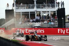 Romain Grosjean (FRA) Lotus F1 E22 runs wide. 02.11.2014. Formula 1 World Championship, Rd 17, United States Grand Prix, Austin, Texas, USA, Race Day.