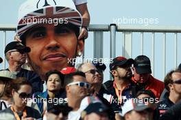 A Lewis Hamilton (GBR) Mercedes AMG F1 big head in the crowd. 02.11.2014. Formula 1 World Championship, Rd 17, United States Grand Prix, Austin, Texas, USA, Race Day.