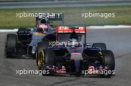 Jean-Eric Vergne (FRA) Scuderia Toro Rosso STR9 locks up under braking. 02.11.2014. Formula 1 World Championship, Rd 17, United States Grand Prix, Austin, Texas, USA, Race Day.