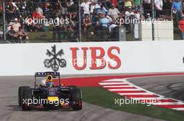 Sebastian Vettel (GER) Red Bull Racing RB10 runs wide. 02.11.2014. Formula 1 World Championship, Rd 17, United States Grand Prix, Austin, Texas, USA, Race Day.