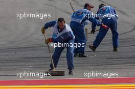 Debris is cleaed from the circuit. 02.11.2014. Formula 1 World Championship, Rd 17, United States Grand Prix, Austin, Texas, USA, Race Day.