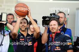 Daniel Ricciardo (AUS) Red Bull Racing (Left) practices his basketball skills with Christian Horner (GBR) Red Bull Racing Team Principal (Right). 01.11.2014. Formula 1 World Championship, Rd 17, United States Grand Prix, Austin, Texas, USA, Qualifying Day.