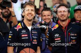 (L to R): Sebastian Vettel (GER) Red Bull Racing practices his basketball skills with Christian Horner (GBR) Red Bull Racing Team Principal. 01.11.2014. Formula 1 World Championship, Rd 17, United States Grand Prix, Austin, Texas, USA, Qualifying Day.