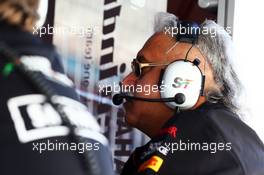 Dr. Vijay Mallya (IND) Sahara Force India F1 Team Owner on the pit gantry. 01.11.2014. Formula 1 World Championship, Rd 17, United States Grand Prix, Austin, Texas, USA, Qualifying Day.