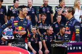 (L to R): Daniel Ricciardo (AUS) Red Bull Racing and team mate Sebastian Vettel (GER) Red Bull Racing at a team photograph. 02.11.2014. Formula 1 World Championship, Rd 17, United States Grand Prix, Austin, Texas, USA, Race Day.