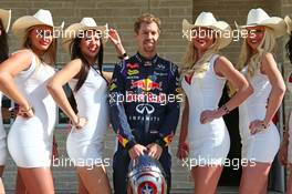 Sebastian Vettel (GER) Red Bull Racing with the grid girls. 02.11.2014. Formula 1 World Championship, Rd 17, United States Grand Prix, Austin, Texas, USA, Race Day.