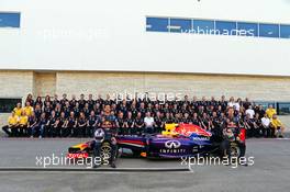 (L to R): Daniel Ricciardo (AUS) Red Bull Racing and team mate Sebastian Vettel (GER) Red Bull Racing at a team photograph. 02.11.2014. Formula 1 World Championship, Rd 17, United States Grand Prix, Austin, Texas, USA, Race Day.