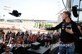 Nico Hulkenberg (GER) Sahara Force India F1 with the fans. 02.11.2014. Formula 1 World Championship, Rd 17, United States Grand Prix, Austin, Texas, USA, Race Day.