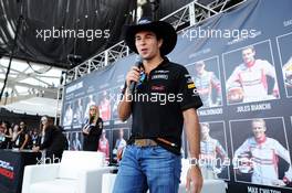 Sergio Perez (MEX) Sahara Force India F1 with the fans. 02.11.2014. Formula 1 World Championship, Rd 17, United States Grand Prix, Austin, Texas, USA, Race Day.