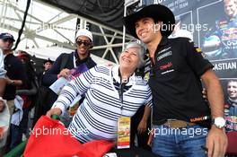 Sergio Perez (MEX) Sahara Force India F1 with fans. 02.11.2014. Formula 1 World Championship, Rd 17, United States Grand Prix, Austin, Texas, USA, Race Day.