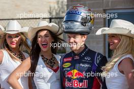 Sebastian Vettel (GER) Red Bull Racing with grid girls. 02.11.2014. Formula 1 World Championship, Rd 17, United States Grand Prix, Austin, Texas, USA, Race Day.