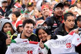 Sergio Perez (MEX) Sahara Force India F1 fans. 02.11.2014. Formula 1 World Championship, Rd 17, United States Grand Prix, Austin, Texas, USA, Race Day.