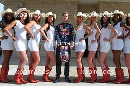 Sebastian Vettel (GER) Red Bull Racing with the grid girls. 02.11.2014. Formula 1 World Championship, Rd 17, United States Grand Prix, Austin, Texas, USA, Race Day.