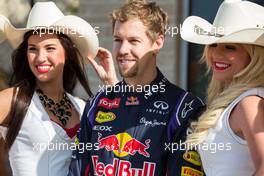 Sebastian Vettel (GER) Red Bull Racing with grid girls. 02.11.2014. Formula 1 World Championship, Rd 17, United States Grand Prix, Austin, Texas, USA, Race Day.