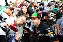 Sergio Perez (MEX) Sahara Force India F1 with fans. 02.11.2014. Formula 1 World Championship, Rd 17, United States Grand Prix, Austin, Texas, USA, Race Day.