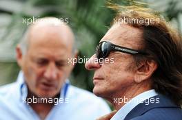 Emerson Fittipaldi (BRA) and Ron Dennis (GBR) McLaren Executive Chairman. 02.11.2014. Formula 1 World Championship, Rd 17, United States Grand Prix, Austin, Texas, USA, Race Day.