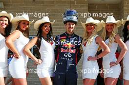 Sebastian Vettel (GER) Red Bull Racing with the grid girls. 02.11.2014. Formula 1 World Championship, Rd 17, United States Grand Prix, Austin, Texas, USA, Race Day.