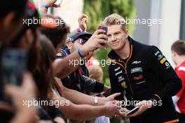 Nico Hulkenberg (GER) Sahara Force India F1 signs autographs for the fans. 02.11.2014. Formula 1 World Championship, Rd 17, United States Grand Prix, Austin, Texas, USA, Race Day.