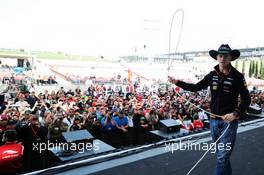 Nico Hulkenberg (GER) Sahara Force India F1 with the fans. 02.11.2014. Formula 1 World Championship, Rd 17, United States Grand Prix, Austin, Texas, USA, Race Day.