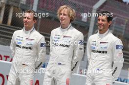 (L to R): Timo Bernhard (GER) / Brendon Hartley (NZL) / Mark Webber (AUS) #20 Porsche Team Porsche 919 Hybrid. 11.06.2014. FIA World Endurance Championship Le Mans 24 Hours, Practice and Qualifying, Le Mans, France. Wednesday.