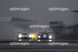 #08 Anthony Davidson (GBR) /  Sebastien Buemi (SUI) / Stephane Sarrazin (FRA) - Toyota Racing, Toyota TS040, Hybrid leads #20 Timo Bernhard (GER) / Mark Webber (AUS) / Brendon Hartley (NZL) - Porsche Team, Porsche 919 Hybrid. 20.04.2014. FIA World Endurance Championship, Round 1, Silverstone, England, Sunday.