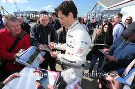 #20 Mark Webber (AUS) Porsche Team, Porsche 919 Hybrid, signs autographs for the fans.  18.04.2014. FIA World Endurance Championship, Round 1, Silverstone, England, Friday.