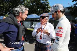 (L to R): Carlos Sainz (ESP) with Jackie Stewart (GBR) and Carlos Sainz Jr (ESP) Scuderia Toro Rosso. 13.03.2015. Formula 1 World Championship, Rd 1, Australian Grand Prix, Albert Park, Melbourne, Australia, Practice Day.