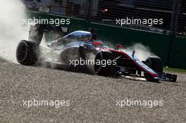 Kevin Magnussen (DEN) McLaren MP4-30 crashes in the first practice session. 13.03.2015. Formula 1 World Championship, Rd 1, Australian Grand Prix, Albert Park, Melbourne, Australia, Practice Day.