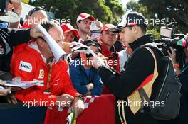 Pastor Maldonado (VEN) Lotus F1 Team signs autographs for the fans. 13.03.2015. Formula 1 World Championship, Rd 1, Australian Grand Prix, Albert Park, Melbourne, Australia, Practice Day.