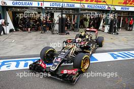 Pastor Maldonado (VEN) Lotus F1 E23 leaves the pits in qualifying. 14.03.2015. Formula 1 World Championship, Rd 1, Australian Grand Prix, Albert Park, Melbourne, Australia, Qualifying Day.
