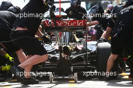 Romain Grosjean (FRA) Lotus F1 E23 practices a pit stop. 14.03.2015. Formula 1 World Championship, Rd 1, Australian Grand Prix, Albert Park, Melbourne, Australia, Qualifying Day.